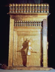Canopisk kiste i form av en helligdom satt på en slede omgitt av skytsgudinnene, fra graven til Tutankhamon, New Kingdom (forgylt tre) (se også 59235)